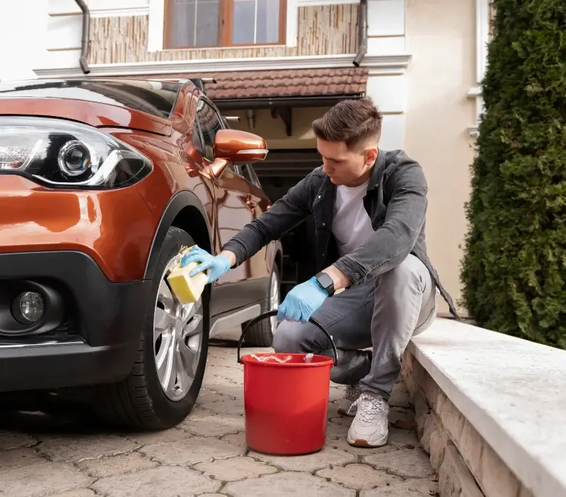 Lavage auto à domicile Camlez : professionnel intervenant sur un véhicule